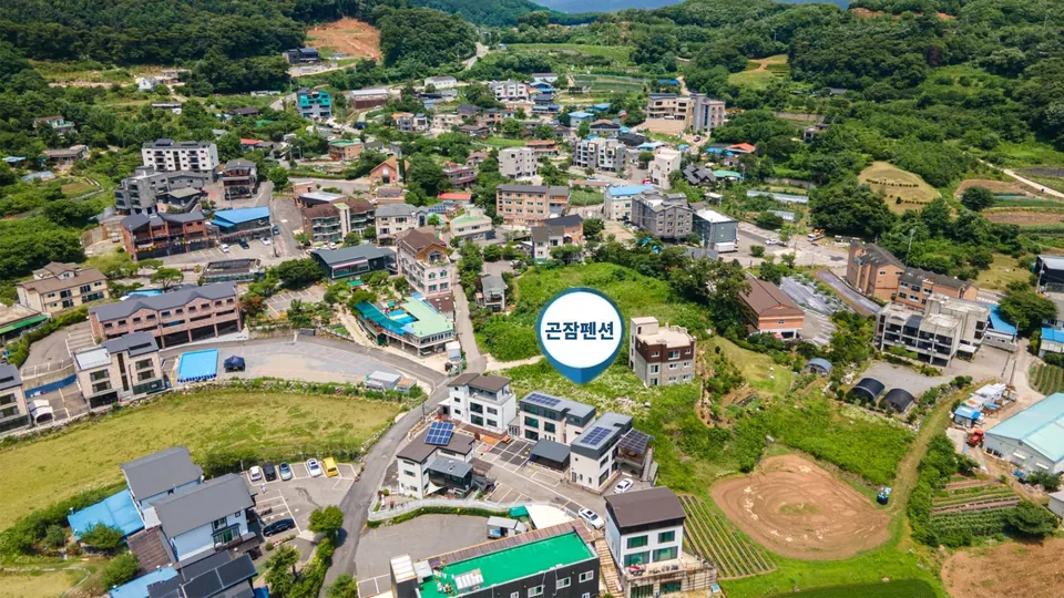 곤잠펜션 위치를 표시한 드론 사진